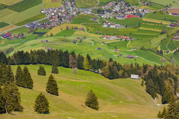 Blick in den Schweizer Kanton Nidwalden im Frühling — Stockfoto