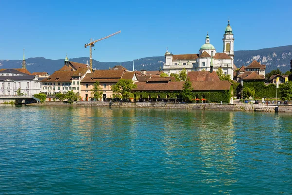 Aare nehri boyunca Solothurn şehrinin tarihi bölümünün binaları — Stok fotoğraf