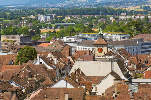 Budovy města Solothurn-letní výhled z věže slavné katedrály svatého Ursus — Stock fotografie