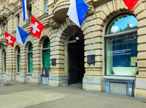 Edificio Credit Suisse en la plaza Paradeplatz de Zurich decorado con banderas — Foto de Stock