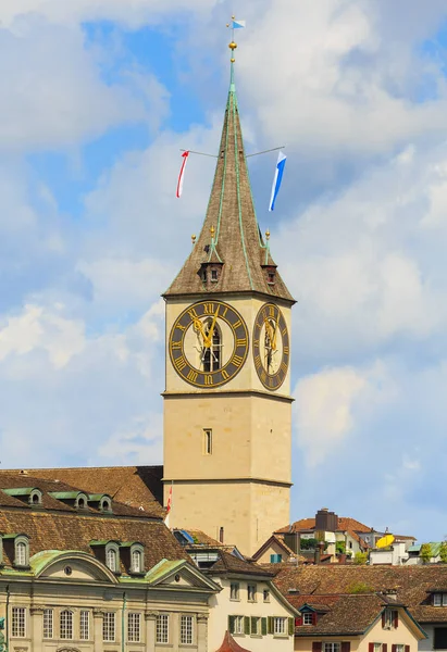 Toren van de Sint-Pieterskerk in de Zwitserse stad Zürich — Stockfoto