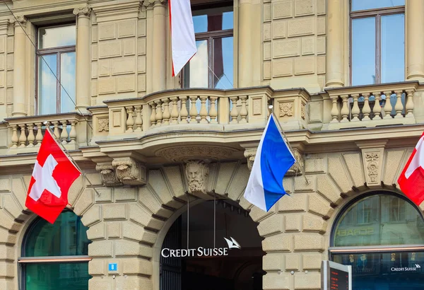Здание Credit Suisse на площади Парнас в городе Зури — стоковое фото