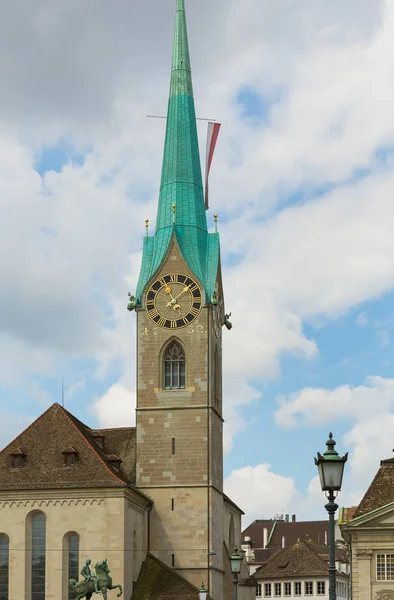 Zürih şehrindeki Fraumunster Katedrali'nin kısmi görünümü,