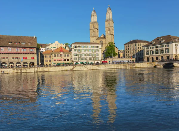 Здания исторической части Цюриха вдоль реки Лиммат — стоковое фото