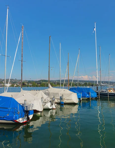 Båtar vid en brygga vid Zürichsjön i Schweiz på våren — Stockfoto