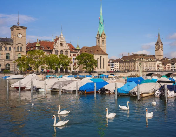 O rio Limmat na cidade de Zurique, Suíça — Fotografia de Stock
