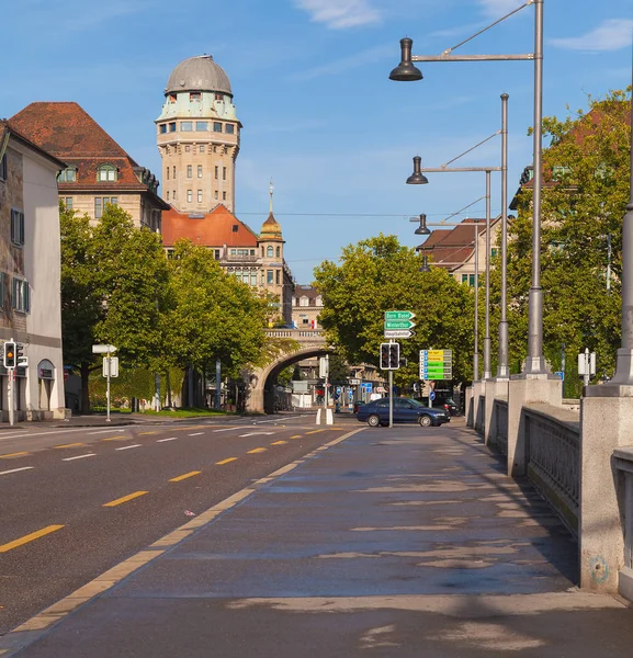 Vista desde el puente Rudolf Brun hacia la calle Uraniastrasse en la ciudad de Zurich —  Fotos de Stock