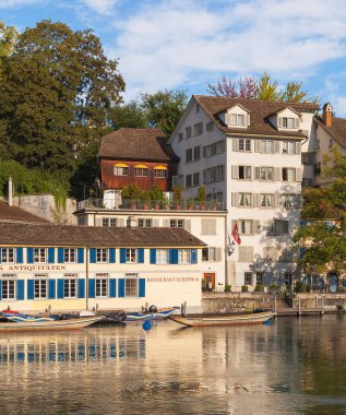 Zürih şehrindeki tarihi Schipfe mahallesinin binaları,