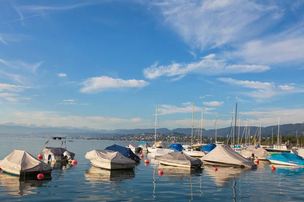 Barcos en el lago Zurich a mediados de agosto — Foto de Stock