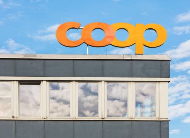 Kümes Grubu'nun bir işaretini taşıyan bir binanın üst kısmı