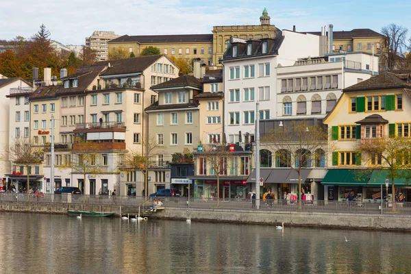 Edificios de la parte histórica de la ciudad de Zurich a lo largo de la L —  Fotos de Stock