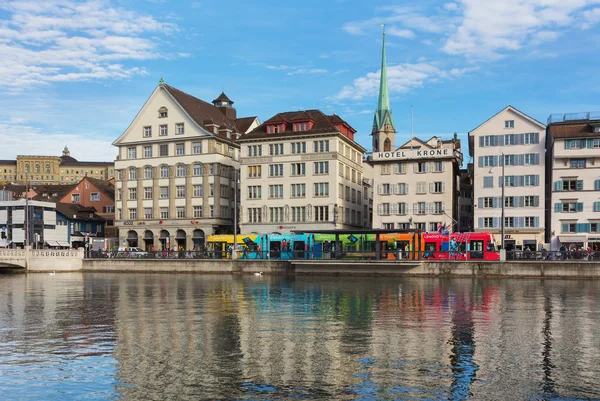 Buildings of the historic part of the city of Zurich along the L — Stock Photo, Image
