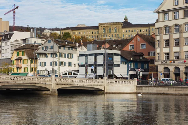 Bâtiments de la partie historique de la ville de Zurich le long de la rivière Limmat — Photo