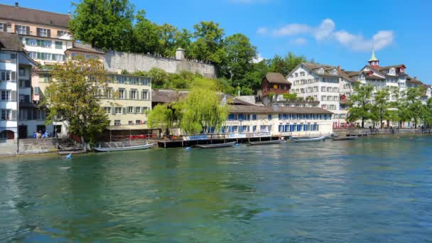 瑞士苏黎世 Zurich Switzerland 2019年5月30日 林巴特河 Limmat River 沿着苏黎世市具有历史意义的Schipfe区的建筑物流淌 施皮夫区是苏黎世市最古老的地区之一 苏黎世市是瑞士最大的城市 — 图库视频影像