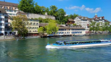 Zürih, İsviçre - 30 Mayıs 2019: Limmat nehri boyunca ilerleyen Felix yolcu gemisi, arka planda tarihi Schipfe semtinin binaları. Schipfe mahallesi Zürih 'in en eski bölgelerinden biridir..