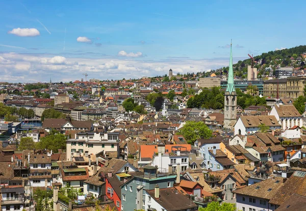 Ciudad de Zurich vista desde la torre de la Catedral de Grossmunster — Foto de Stock