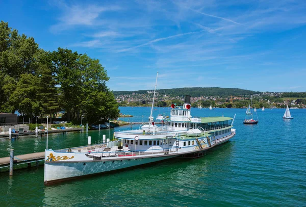 Stadt Zurich barco de vapor en un muelle en el lago Zurich en Suiza —  Fotos de Stock