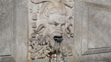 Zürih, Isviçre 'de Bahnhofstrasse sokakta Rebecca çeşme. Çeşme 1880 yılında oluşturuldu, başlangıçta özel olarak aittir, daha sonra Zürih şehrine bağışlandı ve 1908 yılında Zürih Banhofstrasse sokakta yüklü.