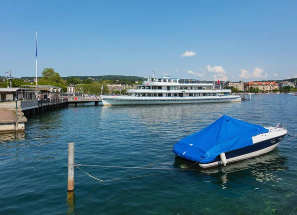 Barco Linth en un muelle en el lago Zurich —  Fotos de Stock