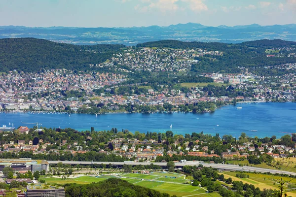 Miasta w Zurychu, w Szwajcarii, jak widać z Mt. Uetliberg — Zdjęcie stockowe