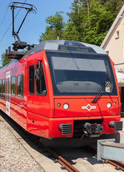 Lokomotiv av ett drev av den Uetliberg järnvägen fodrar i Schweitz — Stockfoto