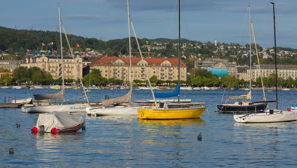 Barcos en el lago Zurich en Suiza al atardecer en verano — Foto de Stock