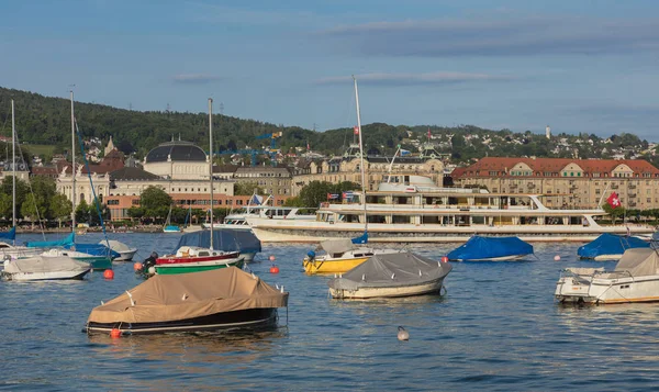 Barcos en el lago Zurich en Suiza al atardecer en verano —  Fotos de Stock