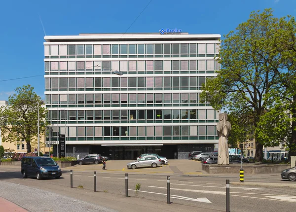 Офисное здание в городе Цюрих со знаком Басла — стоковое фото