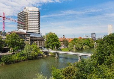 Zürih şehir Limmat Nehri boyunca binaların