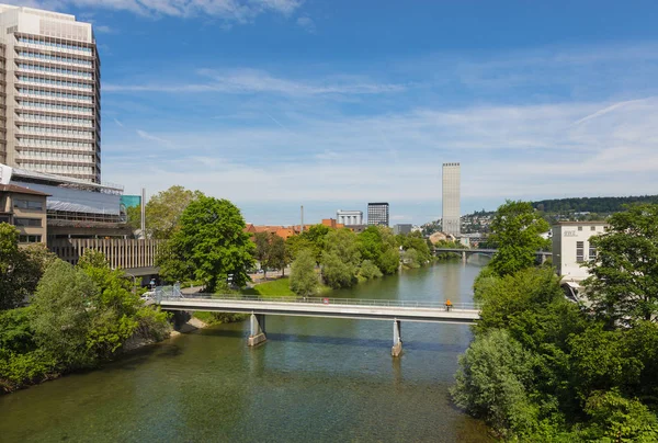 Kijk langs de rivier Limmat in de stad Zürich, Zwitserland Stockfoto