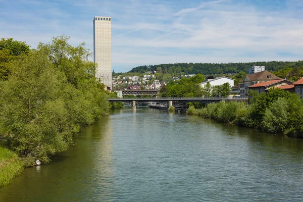 Vista ao longo do rio Limmat, na cidade de Zurique, Suíça — Fotografia de Stock