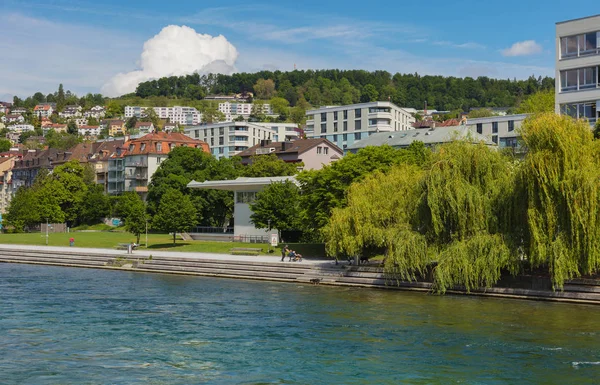 Gebouwen van de stad Zürich langs de rivier Limmat — Stockfoto