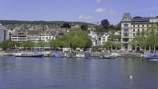 瑞士苏黎世 Zurich Switzerland 2019年5月31日 苏黎世市沿利瓦特河的历史建筑 人和河堤上的交通 苏黎世是瑞士最大的城市 也是瑞士苏黎世州的首府 — 图库视频影像