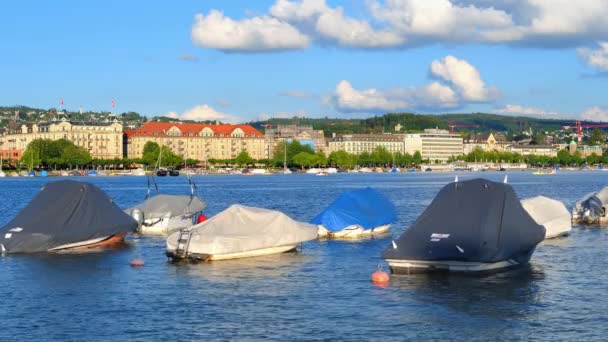 瑞士苏黎世 Zurich Switzerland 2019年6月16日 日落时在苏黎世湖上的船只 背景是苏黎世市的建筑 苏黎世湖 Lake Zurich 是瑞士的一个湖泊 — 图库视频影像