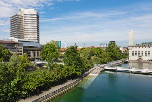 Zobacz wzdłuż rzeki Limmat w mieście Zurych, Szwajcaria Zdjęcie Stockowe