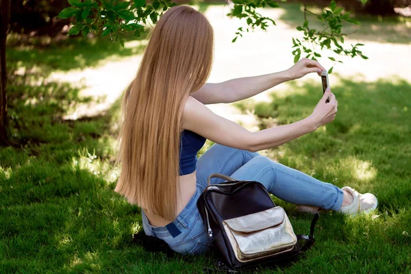kız kendini resimleri telefon alıyor