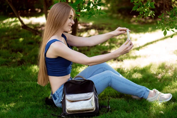 女孩在电话里拍自己的照片 — 图库照片