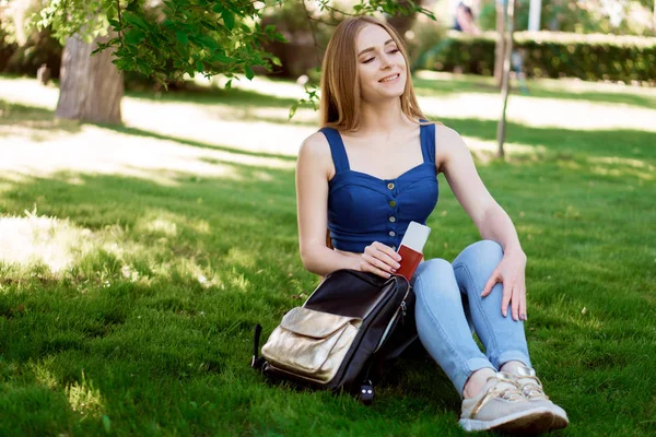 Kız uçak biletleri ve pasaport