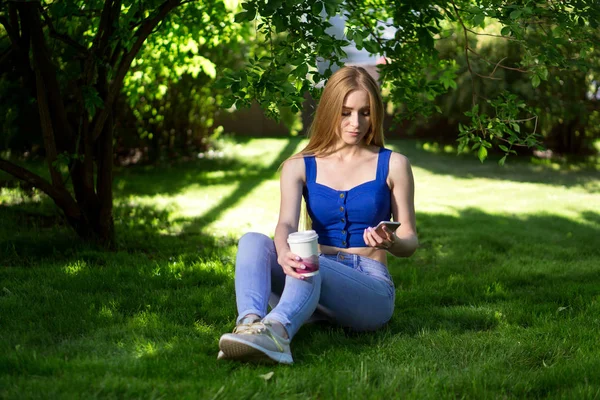 Kız telefon ve içme kahve Park