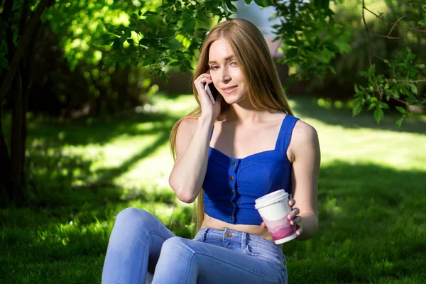 Kız telefon ve içme kahve Park