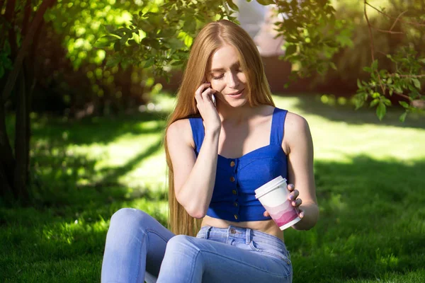 Kız telefon ve içme kahve Park