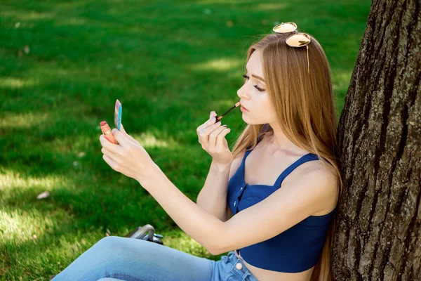 Kızın dudaklarını boyalar 