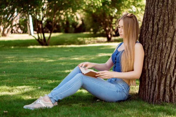 Dziewczyna Książką Siedzi Trawniku — Zdjęcie stockowe