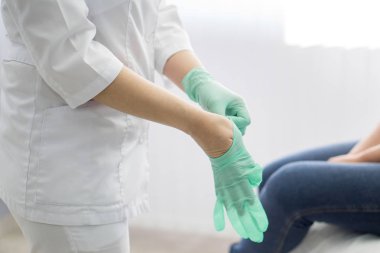 doktor eldiven giyer