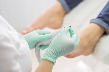 Profesyonel donanım Pedikür elektrik makine kullanarak