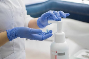  Doktor eller üzerinde krem uygulamak