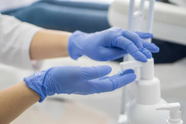 Médico Aplicando Creme Nas Mãos — Fotografia de Stock