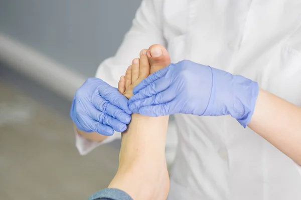 Pedicure Massagem Nos Pés Com Creme Para Pés — Fotografia de Stock