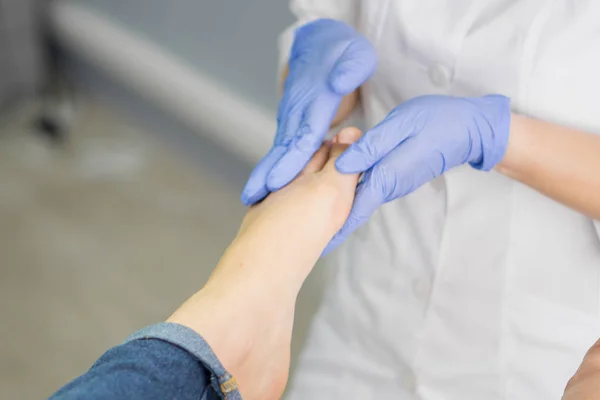 Pedicure Massagem Nos Pés Com Creme Para Pés — Fotografia de Stock