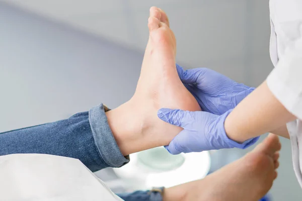 Pedicure Massagem Nos Pés Com Creme Para Pés — Fotografia de Stock